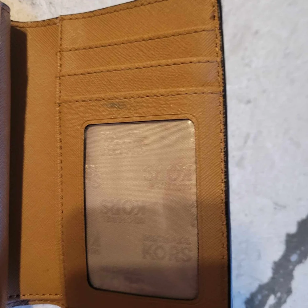 $75EMT Michael Kors vanilla bifold compact, signature logo wallet. EUC - Picture 4 of 13